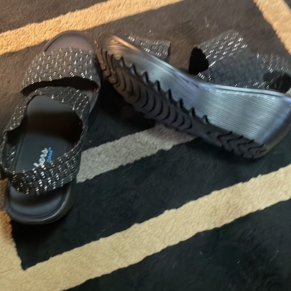 Sketchers Black and Silver Sandals. Size 7 - Picture 3 of 5